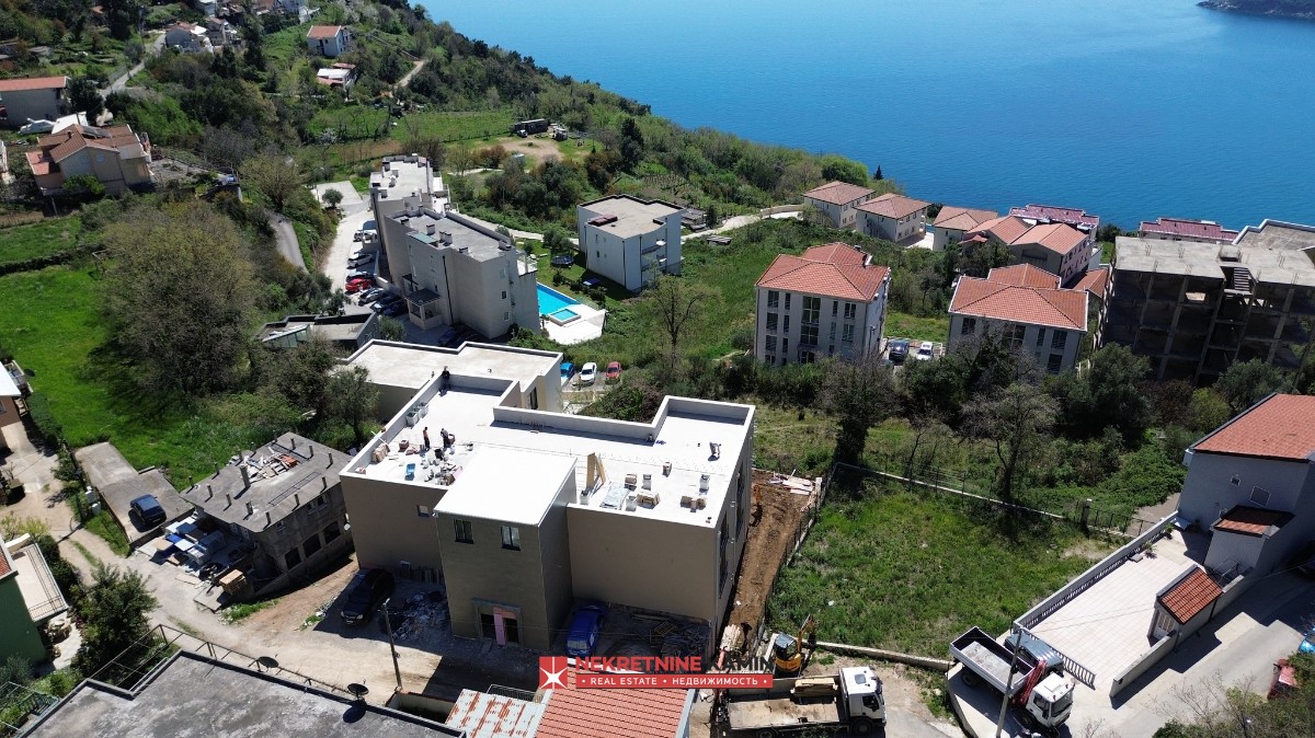 Hotel sa bazenom i pogledom na more, okolina Budve